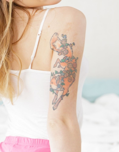 Fox with flowers on back right arm